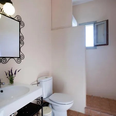 An Oasis For 22 People Near The Best Beach *